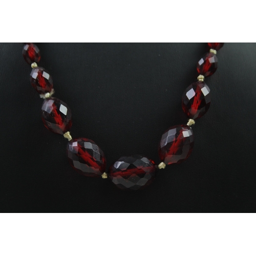 239 - Cherry Bakelite graduated necklace individually knotted (38g)