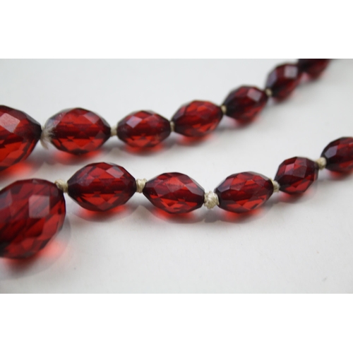 239 - Cherry Bakelite graduated necklace individually knotted (38g)