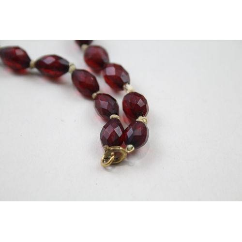 239 - Cherry Bakelite graduated necklace individually knotted (38g)