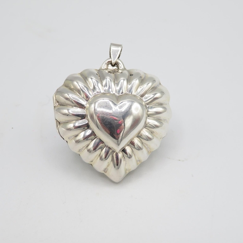 260 - Solid Sterling Silver 925 HM heart pendant locket with tight fitting hinge in excellent condition (1... 