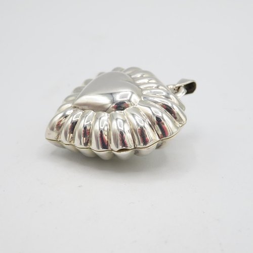 260 - Solid Sterling Silver 925 HM heart pendant locket with tight fitting hinge in excellent condition (1... 