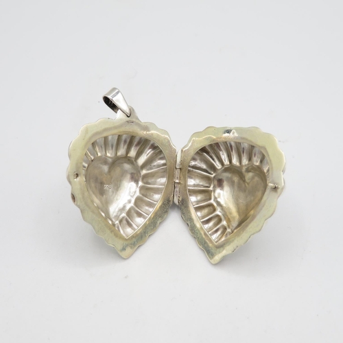 260 - Solid Sterling Silver 925 HM heart pendant locket with tight fitting hinge in excellent condition (1... 