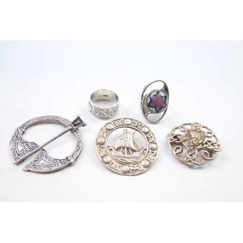 159 - A collection of silver Scottish/Celtic jewellery including Caithness Glass (44g)