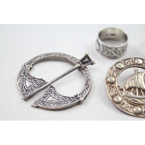 159 - A collection of silver Scottish/Celtic jewellery including Caithness Glass (44g)