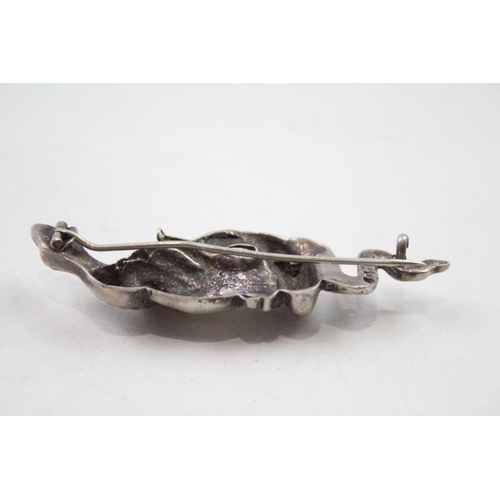 161 - Silver brooch depicting hand holding snake (16g)