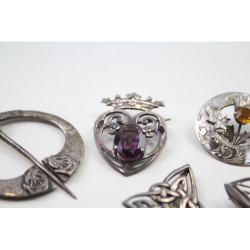 164 - Five silver Scottish/Celtic brooches including gemstone (38g)