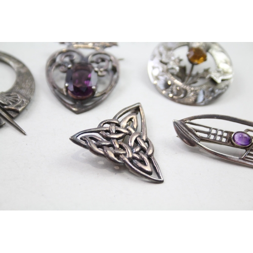 164 - Five silver Scottish/Celtic brooches including gemstone (38g)