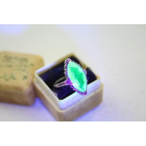 174 - Silver Art Deco uranium glass ring (3g)