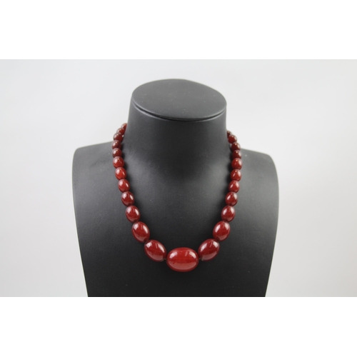 180 - Cherry Bakelite graduated necklace with internal streaking (37g)