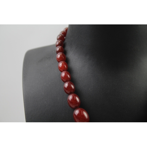 180 - Cherry Bakelite graduated necklace with internal streaking (37g)