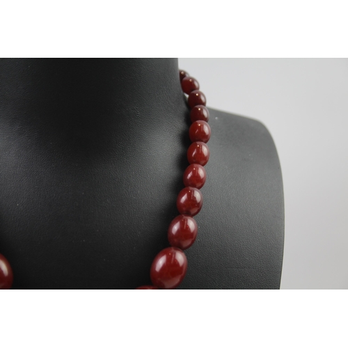 180 - Cherry Bakelite graduated necklace with internal streaking (37g)