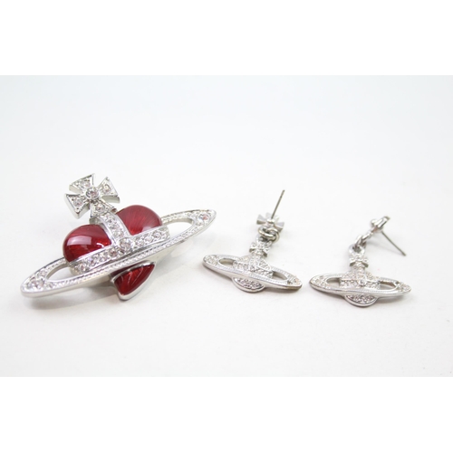 185 - Brooch and earrings by designer Vivienne Westwood (24g)