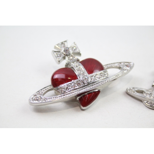 185 - Brooch and earrings by designer Vivienne Westwood (24g)