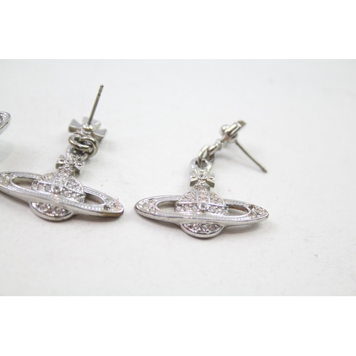 185 - Brooch and earrings by designer Vivienne Westwood (24g)