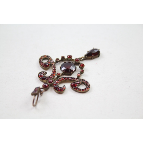 203 - Antique Bohemian Garnet pendant (4g)