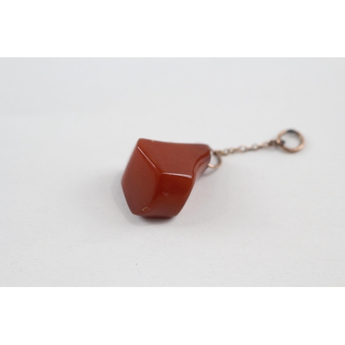 104 - 9ct gold carnelian drop charm (2.3g)