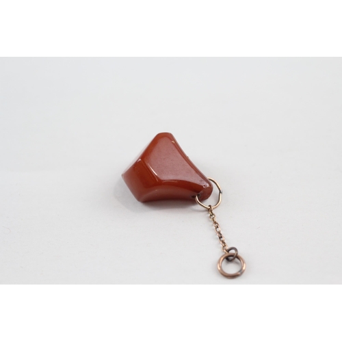 104 - 9ct gold carnelian drop charm (2.3g)