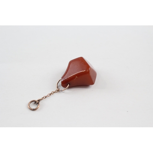 104 - 9ct gold carnelian drop charm (2.3g)