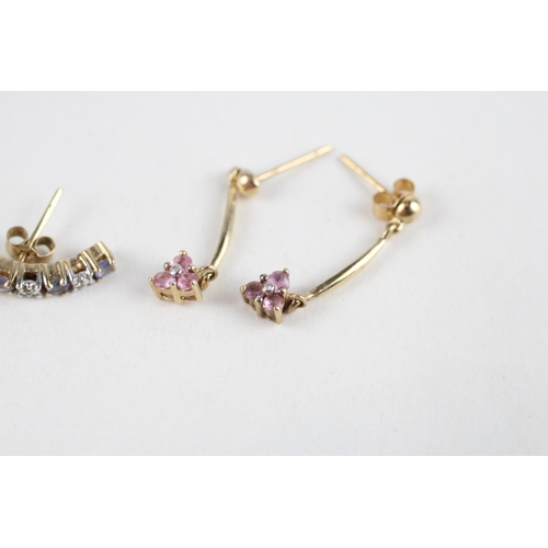 123 - 2x 9ct gold pink sapphire, tanzanite & diamond earrings (2.1g)