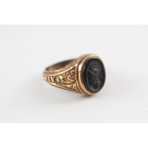 125 - 9ct gold black onyx roman solider cameo ring (8.4g) Size  T