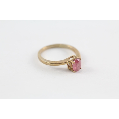 147 - 9ct gold glass filled ruby solitaire ring (2.6g) Size  O