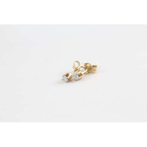 69 - 2x 9ct gold diamond earrings (1.6g)