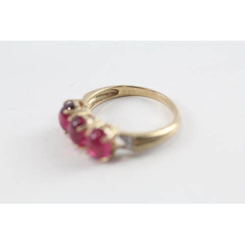 9 - 9ct gold pink gemstone & diamond three stone ring (2.9g) Size  O