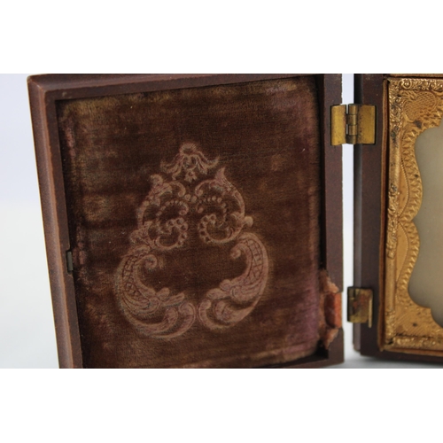 350 - 2 x Antique Victorian Daguerreotype Cased & Photograph of Gentleman