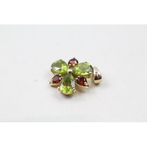 14 - 9ct gold peridot & garnet cluster pendant (1.6g)