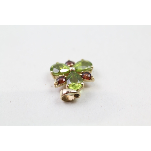 14 - 9ct gold peridot & garnet cluster pendant (1.6g)