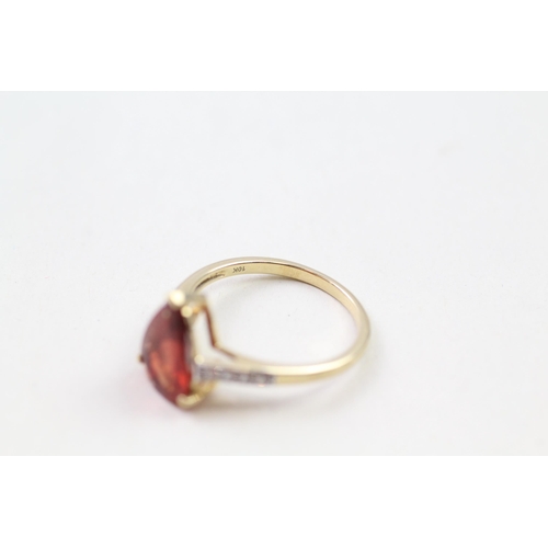 5 - 9ct gold red & white gemstone dress ring (2.4g) Size  P 1/2