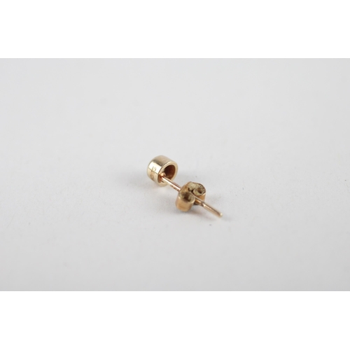 123 - 9ct gold diamond stud earrings (0.7g)