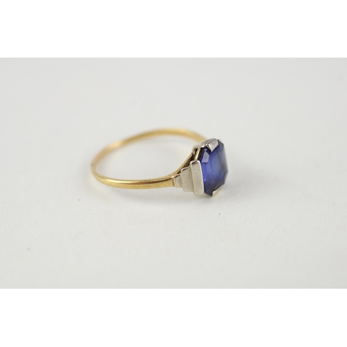 124 - 14ct gold blue gemstone ring (1.6g) Size  M