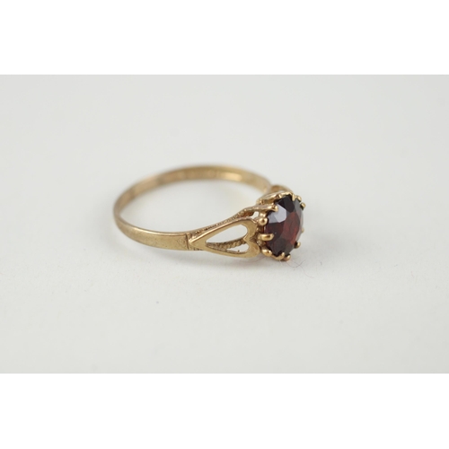 125 - 9ct gold garnet vintage ring (1.6g) Size  Q