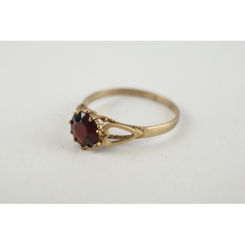 125 - 9ct gold garnet vintage ring (1.6g) Size  Q