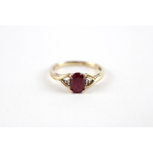 126 - 9ct gold red gemstone & diamond ring (1.8g) Size  M