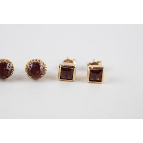 28 - 3x 9ct gold garnet & seed pearl stud earrings (4.9g)