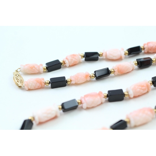 32 - 14ct gold carved coral & black onyx bead necklace (29g)