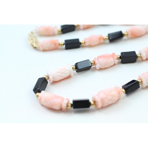 32 - 14ct gold carved coral & black onyx bead necklace (29g)