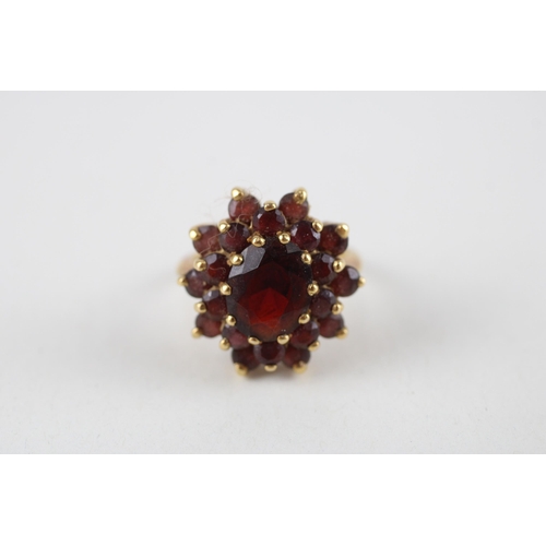 52 - 9ct gold garnet dress ring (4.7g) Size  J 1/2