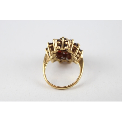 52 - 9ct gold garnet dress ring (4.7g) Size  J 1/2