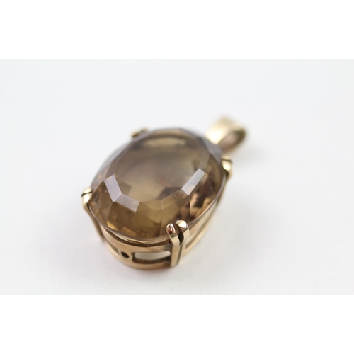 9ct gold smokey quartz pendant, hallmarked in Edinburgh 1966 (9.1g)