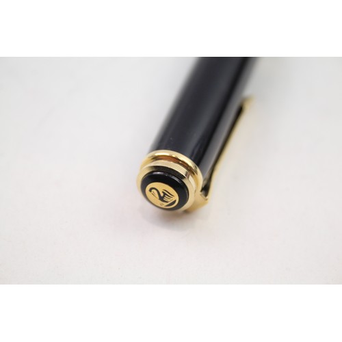 340 - PELIKAN M800 Green & Black 18ct Two Tone Gold Nib WRITING