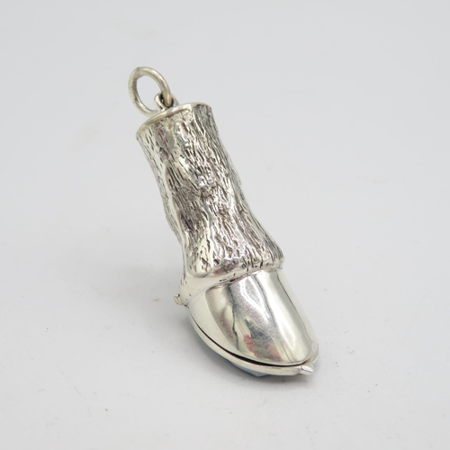 142 - Horse's leg and hoof HM 925 Sterling Silver Vesta in excellent condition with tight closing hinged l... 