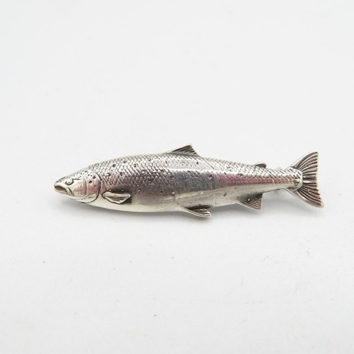 149 - HM Sterling Silver 925 highly details salmon brooch with tight fitting pin in excellent condition (6... 