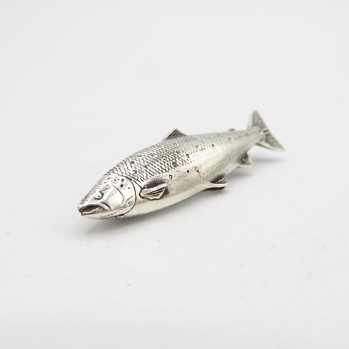 149 - HM Sterling Silver 925 highly details salmon brooch with tight fitting pin in excellent condition (6... 