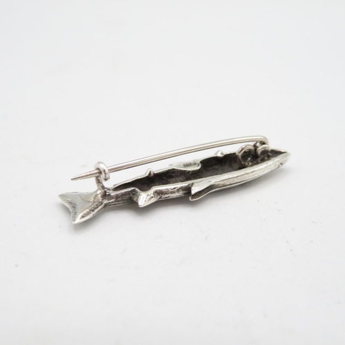 149 - HM Sterling Silver 925 highly details salmon brooch with tight fitting pin in excellent condition (6... 