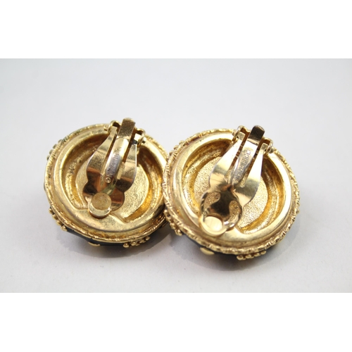 159 - Pair of gold tone clip on earrings by designer Nina Ricci (35g)