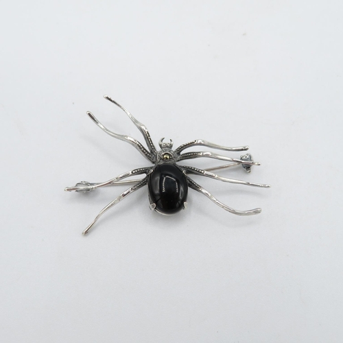 196 - HM 925 Sterling Silver spider brooch with tight fitting bar catch, decorated with dark gemstone ( 6g... 