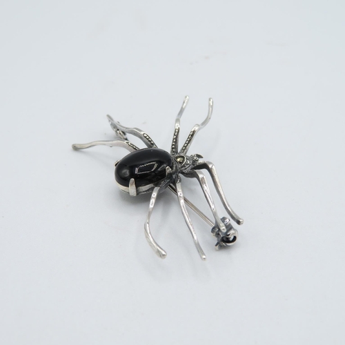 196 - HM 925 Sterling Silver spider brooch with tight fitting bar catch, decorated with dark gemstone ( 6g... 